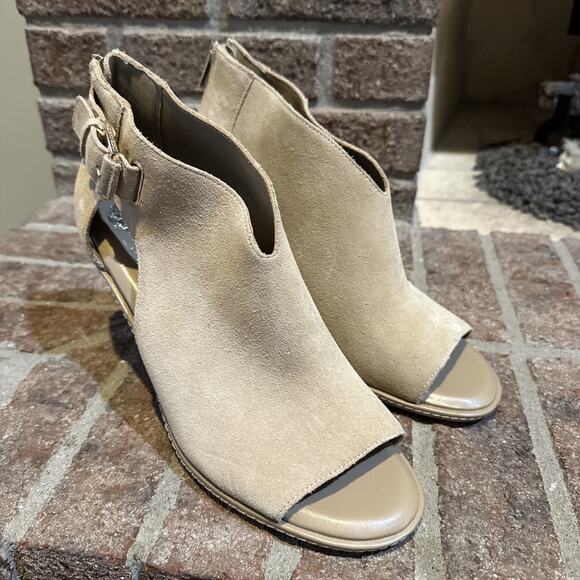Vince Camuto Fareena Block Heel Open Toe Zip Closure Beige Suede Shoe Womens 11 - Picture 1 of 16